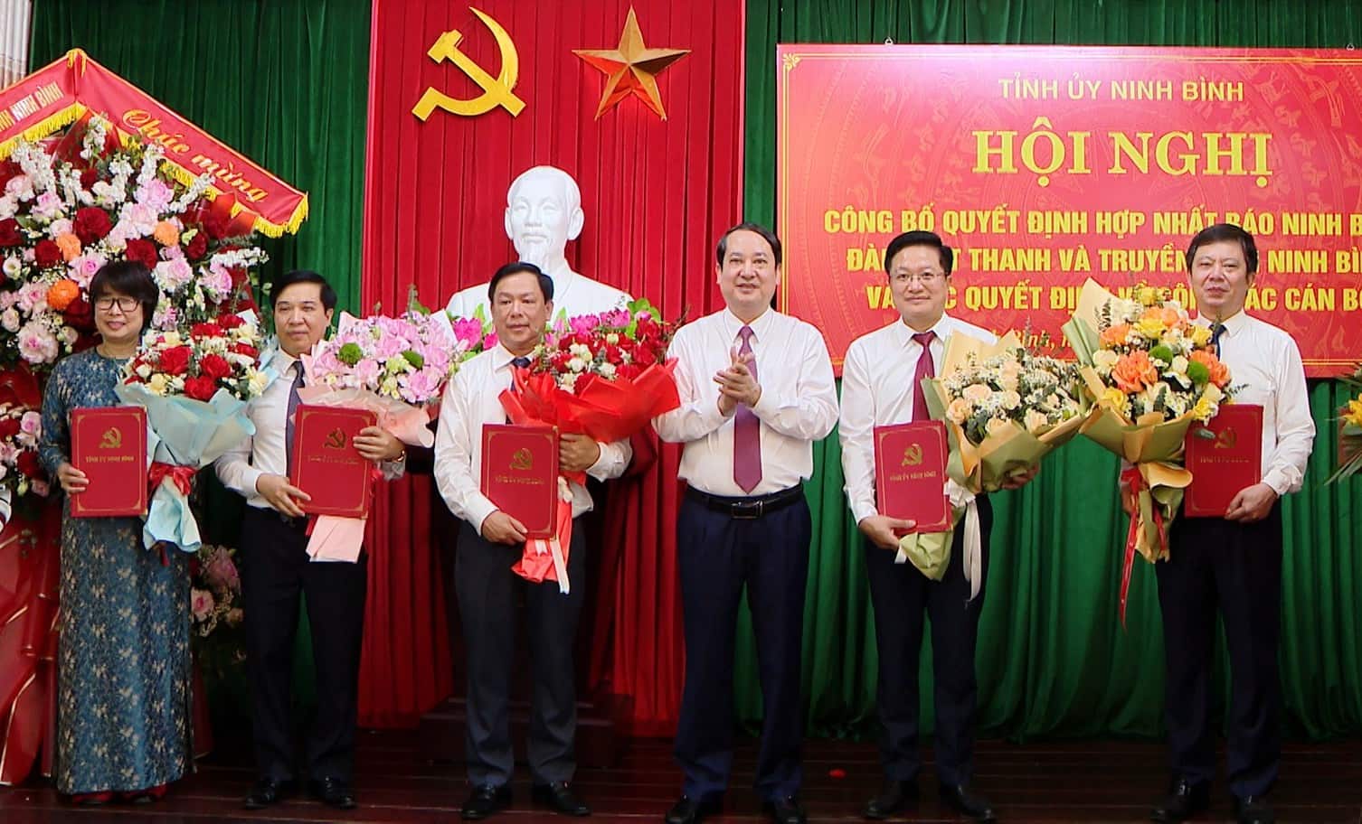 Mr. Mai Van Tuat - Standing Deputy Secretary of the Provincial Party Committee, Chairman of the Ninh Binh Provincial People's Council presented the Decision to appoint the Editor-in-Chief and Deputy Editor-in-Chief of Ninh Binh Radio and Television after the merger. Photo: Nguyen Truong