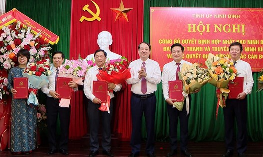 Ông Mai Văn Tuất - Phó Bí thư Thường trực Tỉnh ủy, Chủ tịch HĐND tỉnh Ninh Bình trao Quyết định bổ nhiệm Tổng Biên tập và các Phó Tổng Biên tập Báo và Đài Phát thanh - Truyền hình Ninh Bình sau khi hợp nhất. Ảnh: Nguyễn Trường