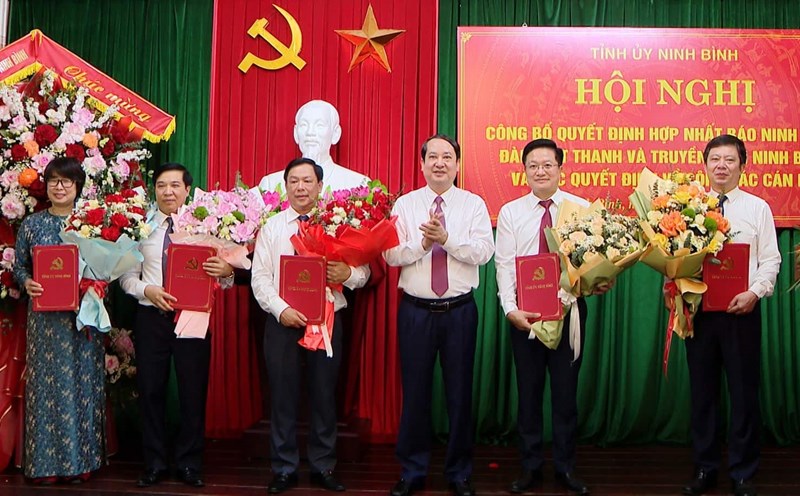 Mr. Mai Van Tuat - Standing Deputy Secretary of the Provincial Party Committee, Chairman of the Ninh Binh Provincial People's Council presented the Decision to appoint the Editor-in-Chief and Deputy Editor-in-Chief of Ninh Binh Radio and Television after the merger. Photo: Nguyen Truong