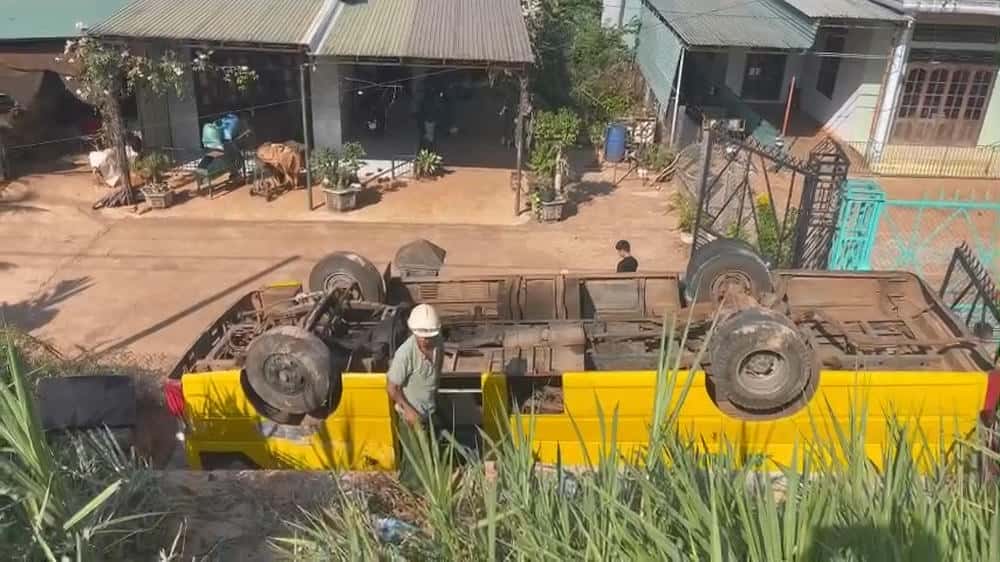The scene of the passenger bus overturning carrying about 20 students, which occurred on National Highway 19. Photo: Thanh Tuan