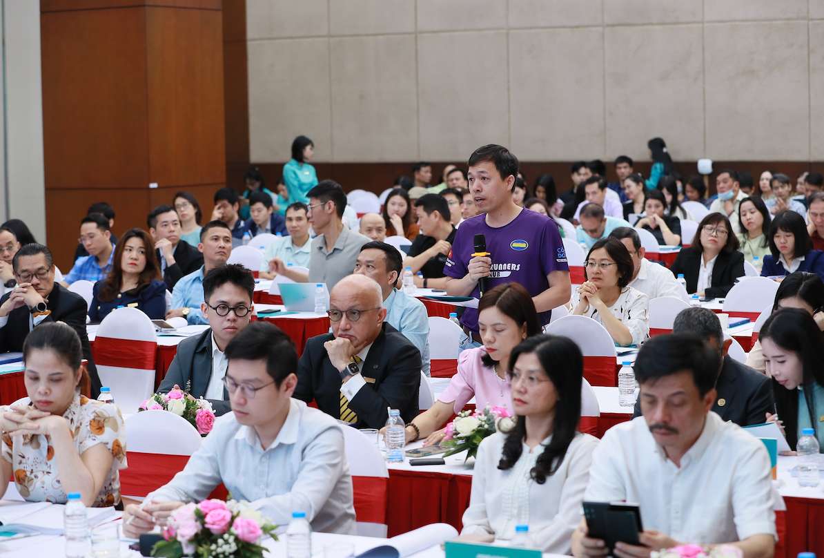 Co dong ABBANK dat cau hoi voi chu toa doan va chia se y kien ve cac van de lien quan den chien luoc phat trien, ke hoach kinh doanh cua Ngan hang trong giai doan moi. Anh: ABBANK