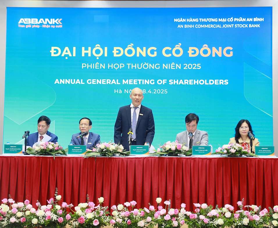 Chủ tịch HĐQT ABBANK - Ông Đào Mạnh Kháng cùng đoàn chủ toạ khai mạc Đại hội Cổ đông ABBANK 2025. Ảnh: ABBANK