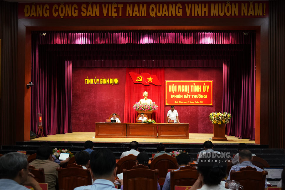 The meeting of the Binh Dinh Provincial Party Committee ( Extraordinary session) took place on the afternoon of April 21. Photo: Nguyen Han