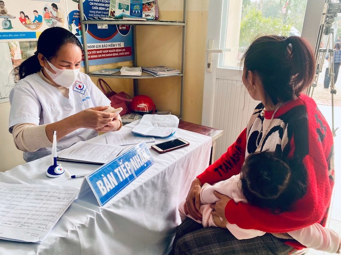 La Seguridad Social responde al cambio de lugar de consulta inicial. En ella, la gente acude a la estacion sanitaria de la comuna. Imagen de la pelicula