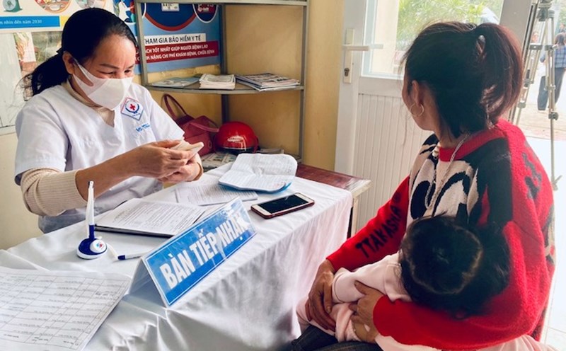 Social insurance responds to changing the initial medical examination and treatment facilities. In the photo are people coming to the commune health station for examination. Photo: Thuy Linh