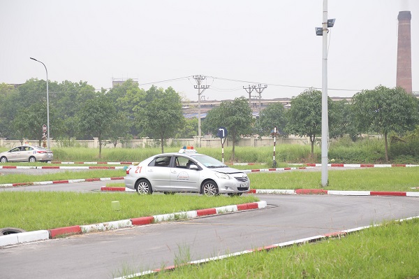 La gente aprende a conducir en Hanoi. Imagen de la ciudad de Xuanzang