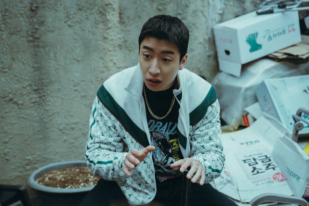 La imitacion de Yoo Su Bin en la pelicula Heroes debilitados 2. Imagen: Producido y suministrado por Netflix