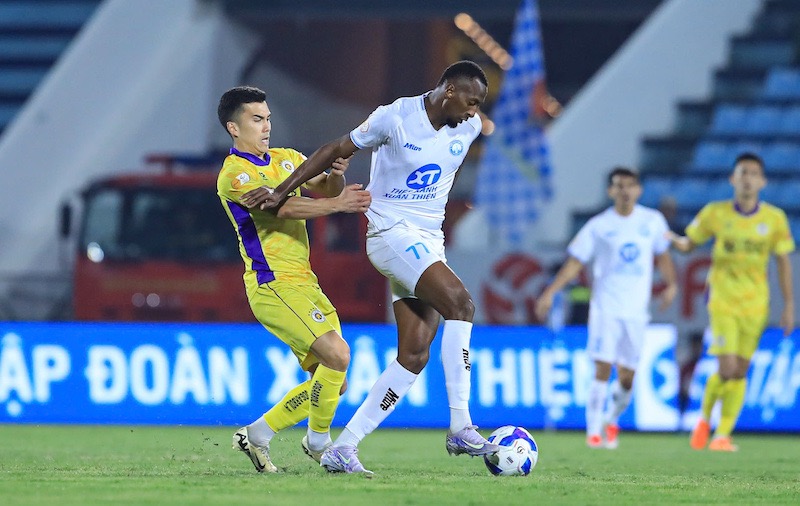 Nam Dinh is still leading the V.League rankings but they have been closely followed by Hanoi FC. Photo: Minh Dan