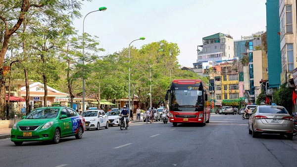 Traffic flow in Ngoc Ha street area serves people to visit Uncle Ho's Mausoleum. Photo: Trong Nguyen