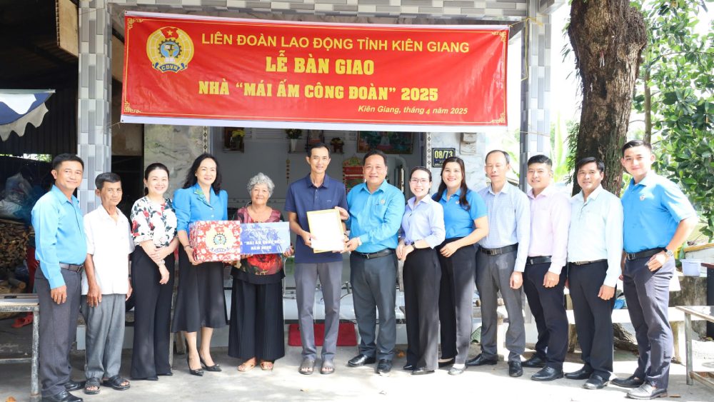 Entrega de la Casa de la Cumbre de la Union a los miembros de Huyen Vu Phuong. Imagen de la ciudad de Beijing