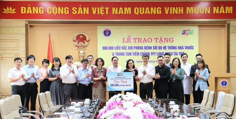 The Ministry of Health has received 500,000 doses of measles vaccine sponsored by the FPT Long Chau pharmacy and vaccination center system. Photo: Provided by the Ministry of Health