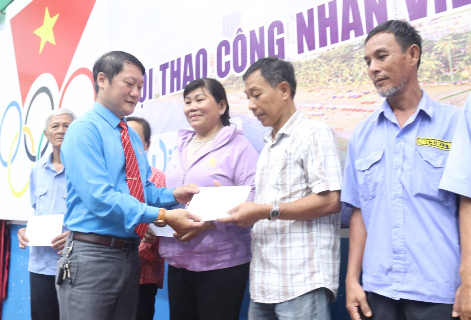 Tại lễ phát động Tháng Công nhân năm 2025, LĐLĐ TP Nha Trang trao những phần quà kịp thời động viên đoàn viên, người lao động khó khăn. Ảnh: Phương Linh