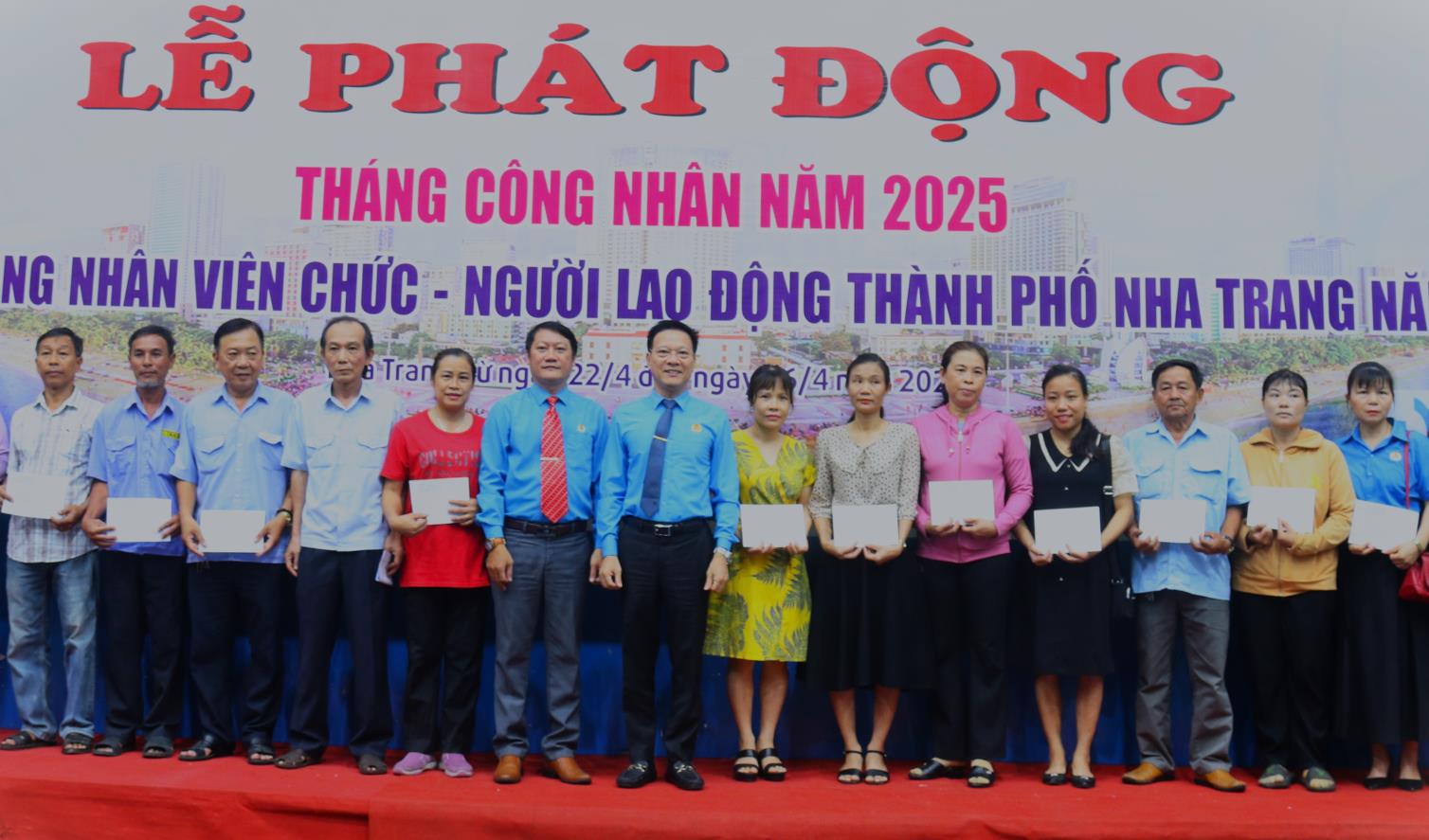Nha Trang City Labor Federation launched Workers' Month 2025 and presented gifts to support union members in difficult circumstances. Photo: Phuong Linh