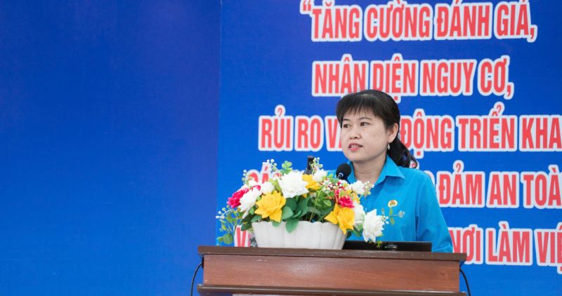 Ms. Vo Thi Thu Oanh - Vice President of Tra Vinh Provincial Federation of Labor introduced an overview of the documents at the launching ceremony. Photo: Hoang Loc