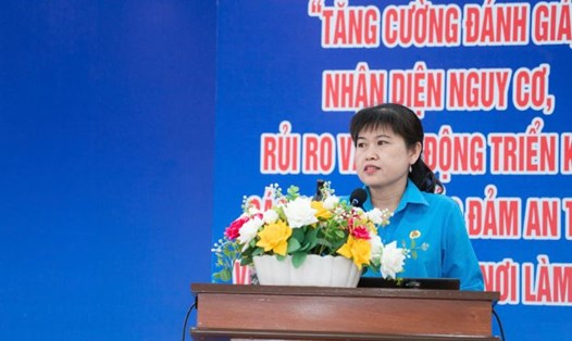 Bà Võ Thị Thu Oanh - Phó Chủ tịch LĐLĐ tỉnh Trà Vinh giới thiệu tổng quan về tài liệu tại buổi ra mắt. Ảnh: Hoàng Lộc