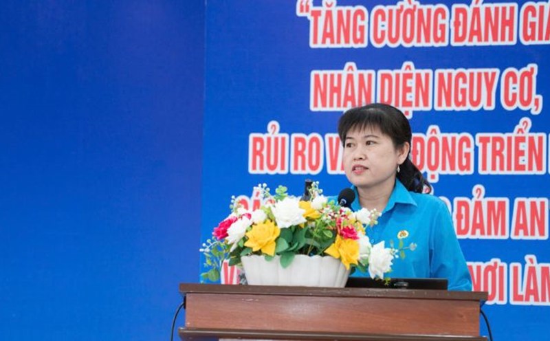 Ms. Vo Thi Thu Oanh - Vice President of Tra Vinh Provincial Federation of Labor introduced an overview of the documents at the launching ceremony. Photo: Hoang Loc