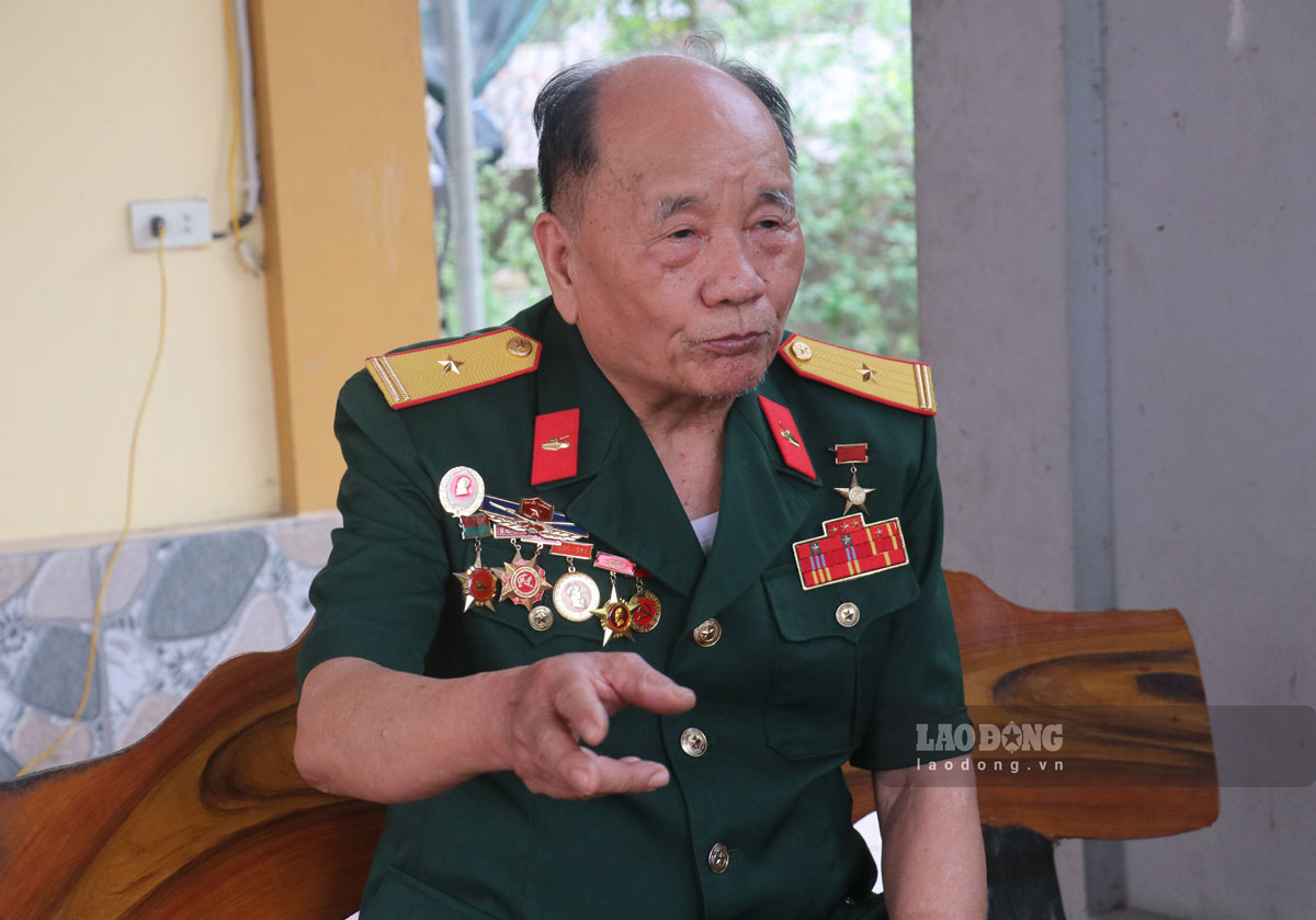 El ex soldado Nguyen Xuan Liem, de la aldea de An Liem, comuna Thang Long, distrito de Dong Hung, provincia de Taiping, cuenta historias en el ejercito. Imagen de Havi