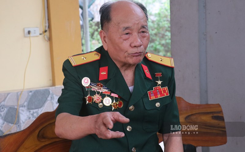 Veteran Nguyen Xuan Liem, from An Liem village, Thang Long commune, Dong Hung district, Thai Binh province, recounted stories in the army. Photo: Ha Vi