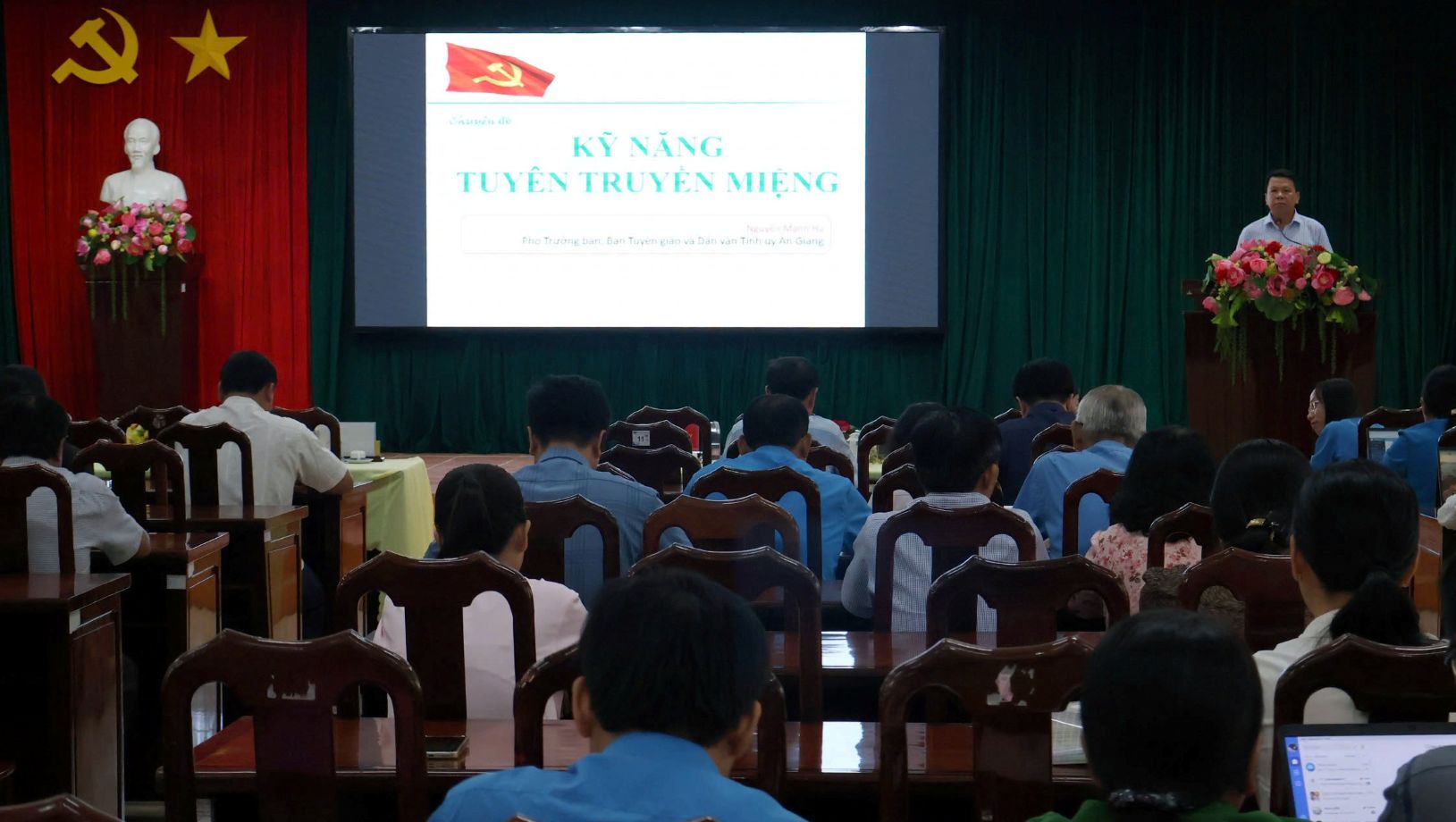 Bao cao vien trinh bay ve ky nang tuyen truyen mieng. Anh: Thanh Mai