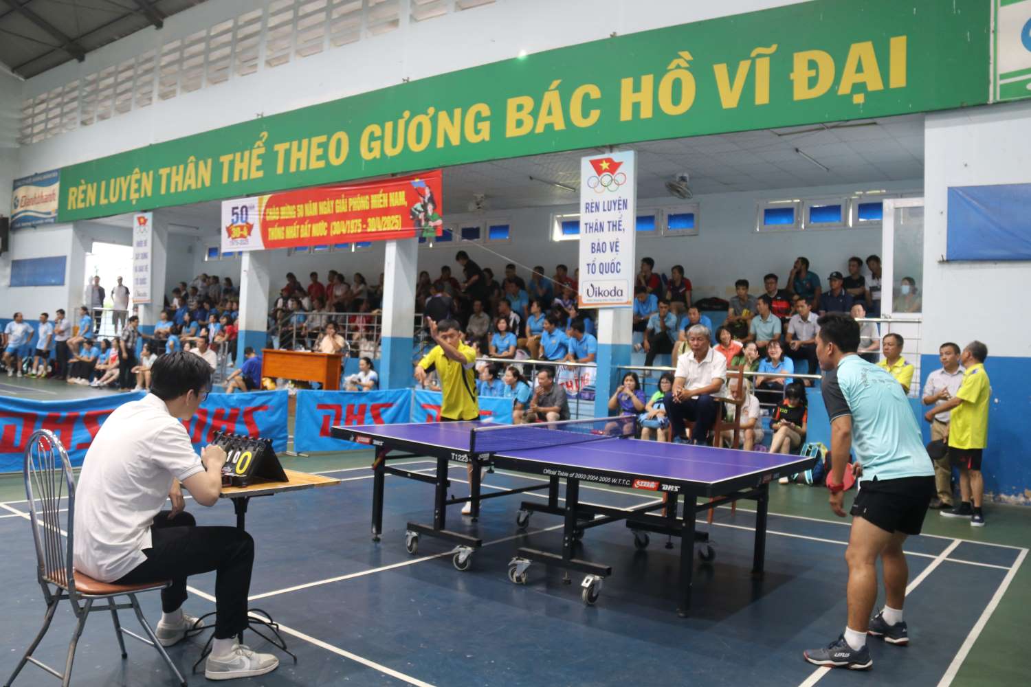 El torneo de trabajadores y funcionarios de la ciudad de Nha Trang fue muy animado desde el primer dia. Imagen de la ciudad de Hong Kong.