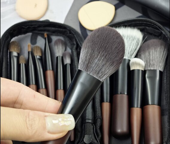 Ideal time to clean raincoats for makeup. Photo: Thuy Duong