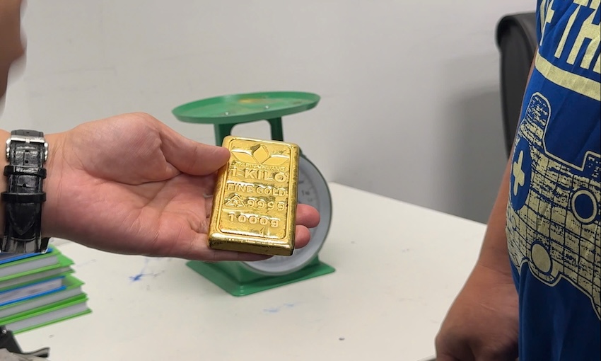 Nam hành khách HUANG CHAO-TSUN, Quốc tịch Đài Loan (Trung Quốc), nhập cảnh trên chuyến bay VJ941, bị phát hiện có cất giấu theo người 01 miếng kim loại hình chữ nhật, màu vàng. Nguồn: Hải quan Việt Nam. 