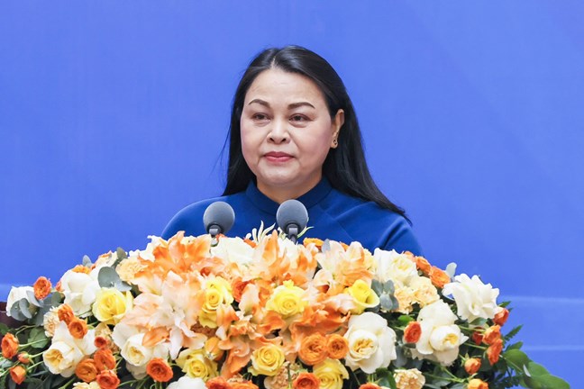 El vicepresidente y secretario general de la Comision Central de la CSNU de Vietnam, Nguyen Thi Thu Ha, hablo en el programa de intercambio de amistad. Imagen de la ciudad de Quang Vinh