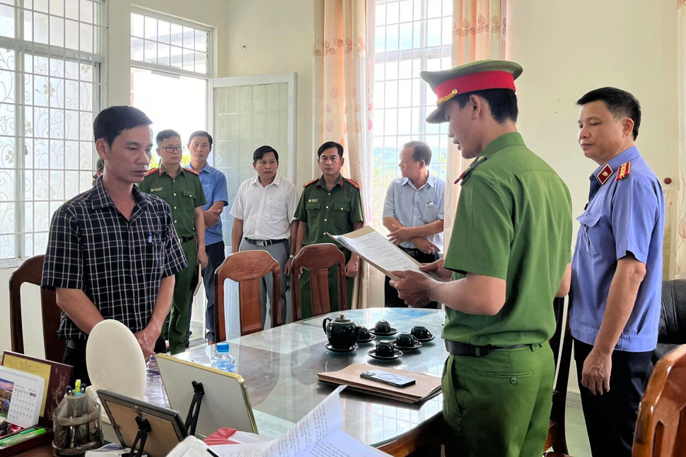 Công an Phú Yên đọc lệnh bắt ông Nguyễn Thái Hưng - Chủ tịch UBND xã Sơn Giang (huyện Sông Hinh). Ảnh: Nguyên Khang