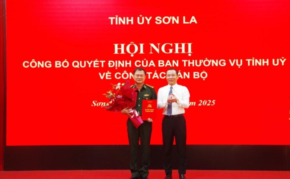 Head of the Son La Provincial Party Committee's Organization Committee presented the decision to Colonel Pham Tung Lam. Photo: Sonla.gov.vn