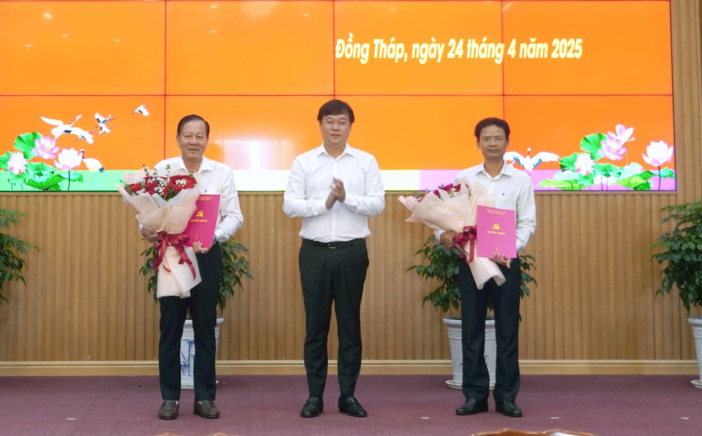Secretary of the Dong Thap Provincial Party Committee Le Quoc Phong presented the approval decision and presented flowers to congratulate Mr. Phan Van Hop (left cover of the photo) and Mr. Bui Thanh Tien (right cover of the photo). Photo: Kim Sa