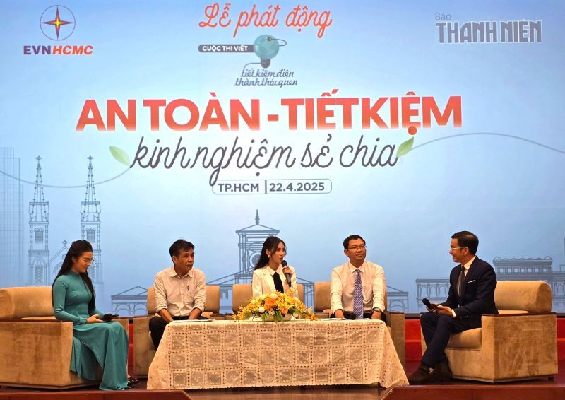 Los invitados de honor comparten sus opiniones sobre el concurso de ahorro de energia. Imagen de la pelicula