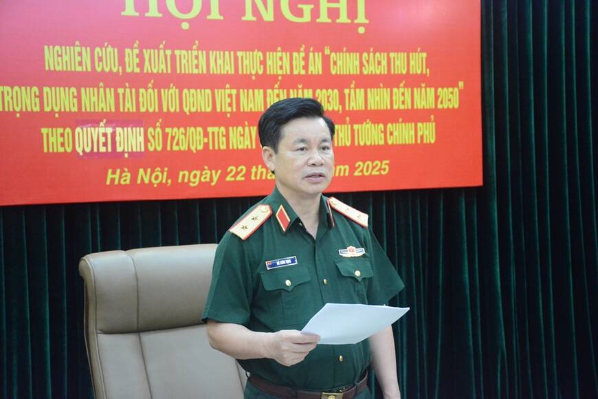 Lieutenant General Do Xuan Tung - Deputy Director of the General Department of Politics of the Vietnam People's Army chaired a conference to research and implement a project to attract and promote talent. Photo: Ministry of National Defense