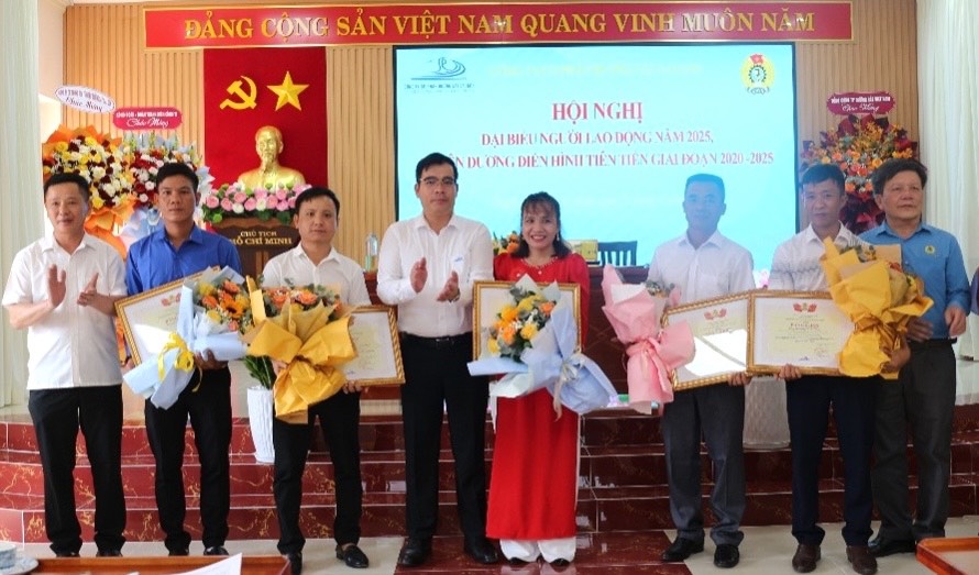 La Empresa General de Ferrocarriles de Vietnam y el Sindicato de Ferrocarriles de Vietnam premiaron a los colectivos y personas tipicas en el movimiento de competicion patriotica durante el periodo 2020-2025. Imagen de la HAC