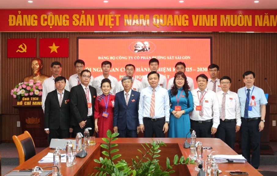 Dai hoi keu goi toan the can bo, dang vien, nguoi lao dong day manh cac phong trao thi dua thuc hien thang loi cac muc tieu, nhiem vu ma Nghi quyet Dai hoi da de ra. Anh: HAC