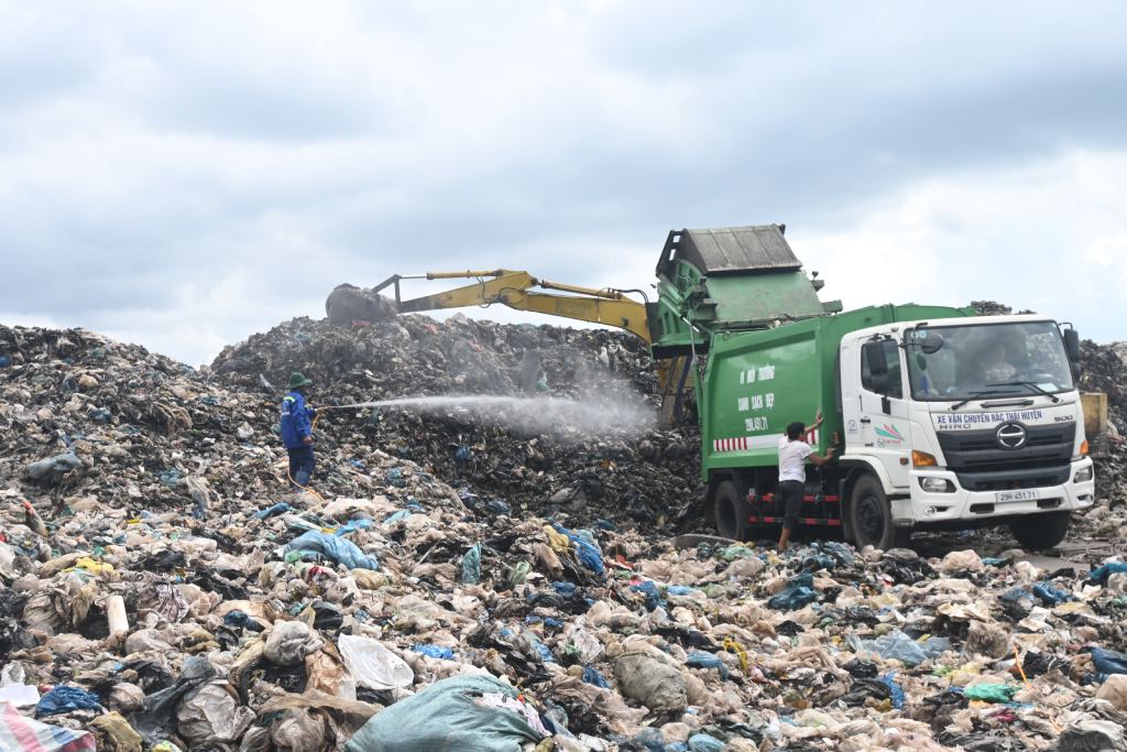 Relocate waste from the factory at Ben Tre Waste Treatment Plant to Phu Hung landfill (Ben Tre City, Ben Tre Province).
