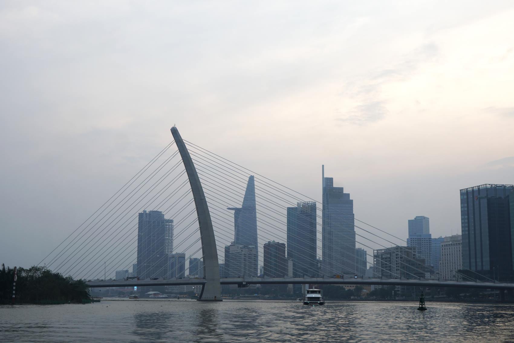 El rio Saigon, que atraviesa el Distrito 1, Pingtung y el distrito de Thu Duc, restringira el trafico en el marco horario en los proximos dias. Imagen de la pagina