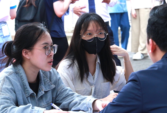 Sinh vien tham gia hoi cho viec lam. Anh: Tuan Dat 