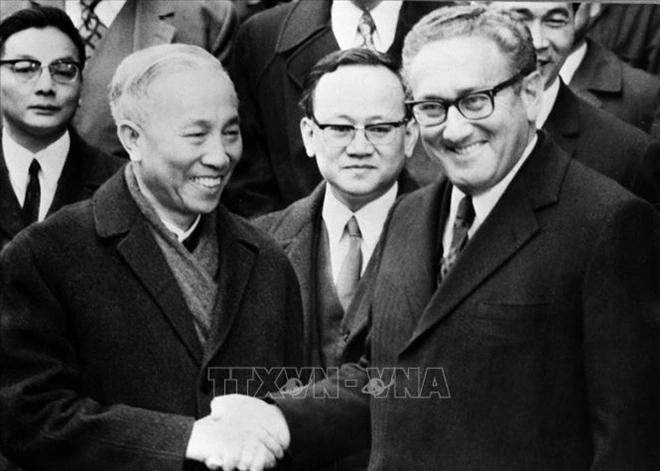 Asesor Le Duc Tho y Secretario de Estado de los Estados Unidos Henry Kissinger despues de la ceremonia de firma del Acuerdo de Paris el 23 de enero de 1973. Foto: VNA