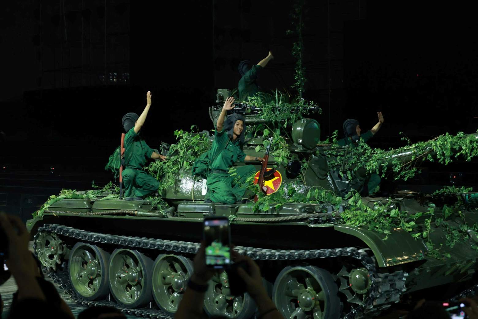 The scene of soldiers driving a T54 tank of the Armored Command (Ministry of National Defense) caused emotion in the North-South Agreement program. Photo: Huyen Chi