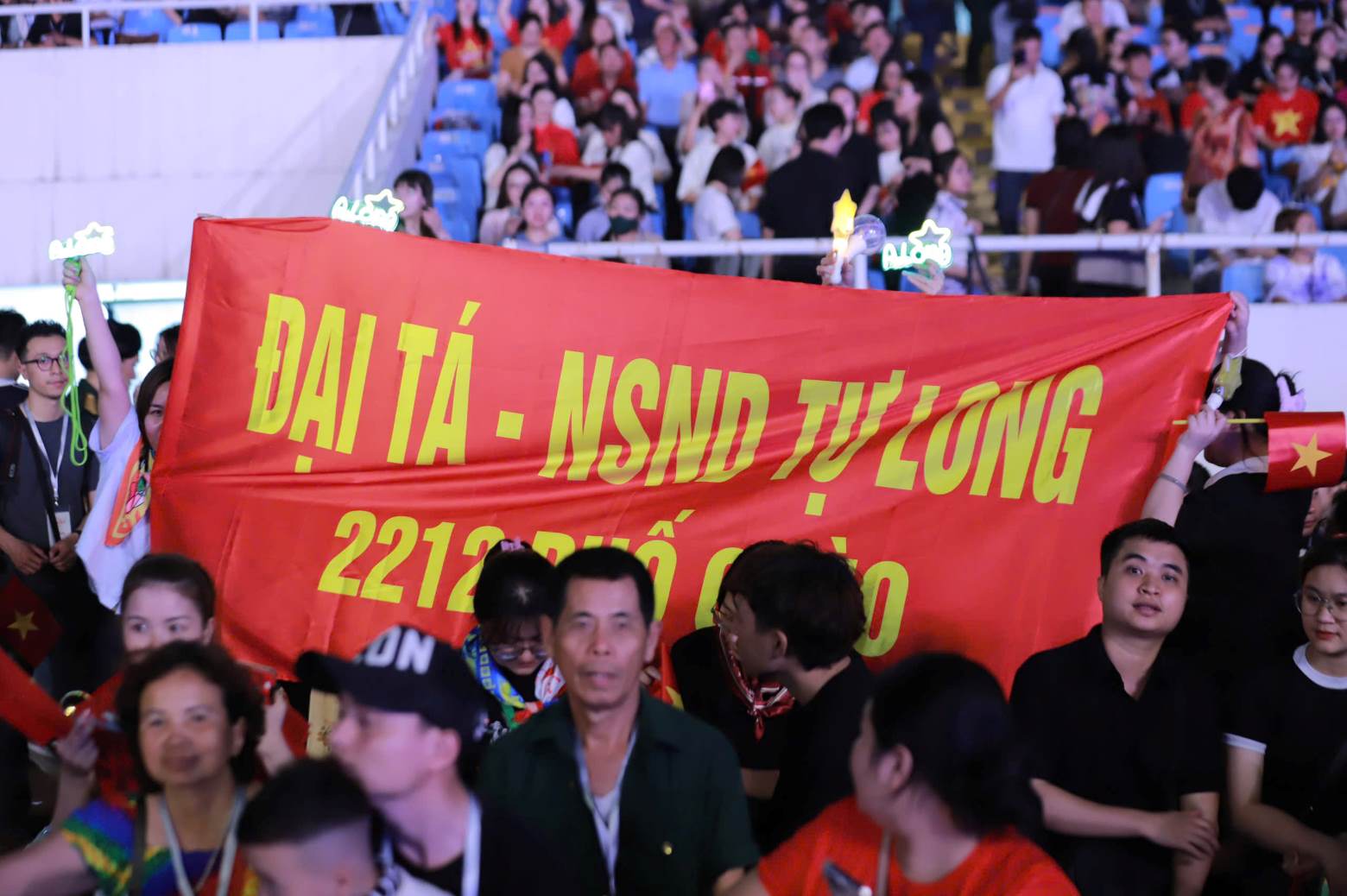 Nguoi ham mo NSND Tu Long chuan bi bang ron lon tren khan dai. Anh: Huyen Chi