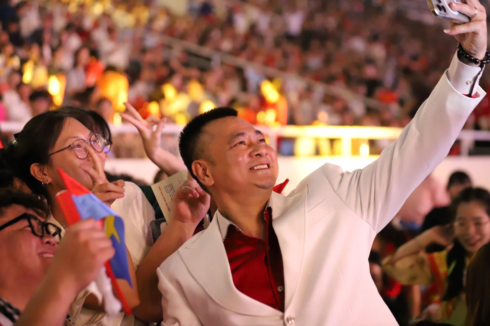 People's Artist Tu Long interacted with fans before the program "The Northern - Southern Dignity". Photo: Huyen Chi