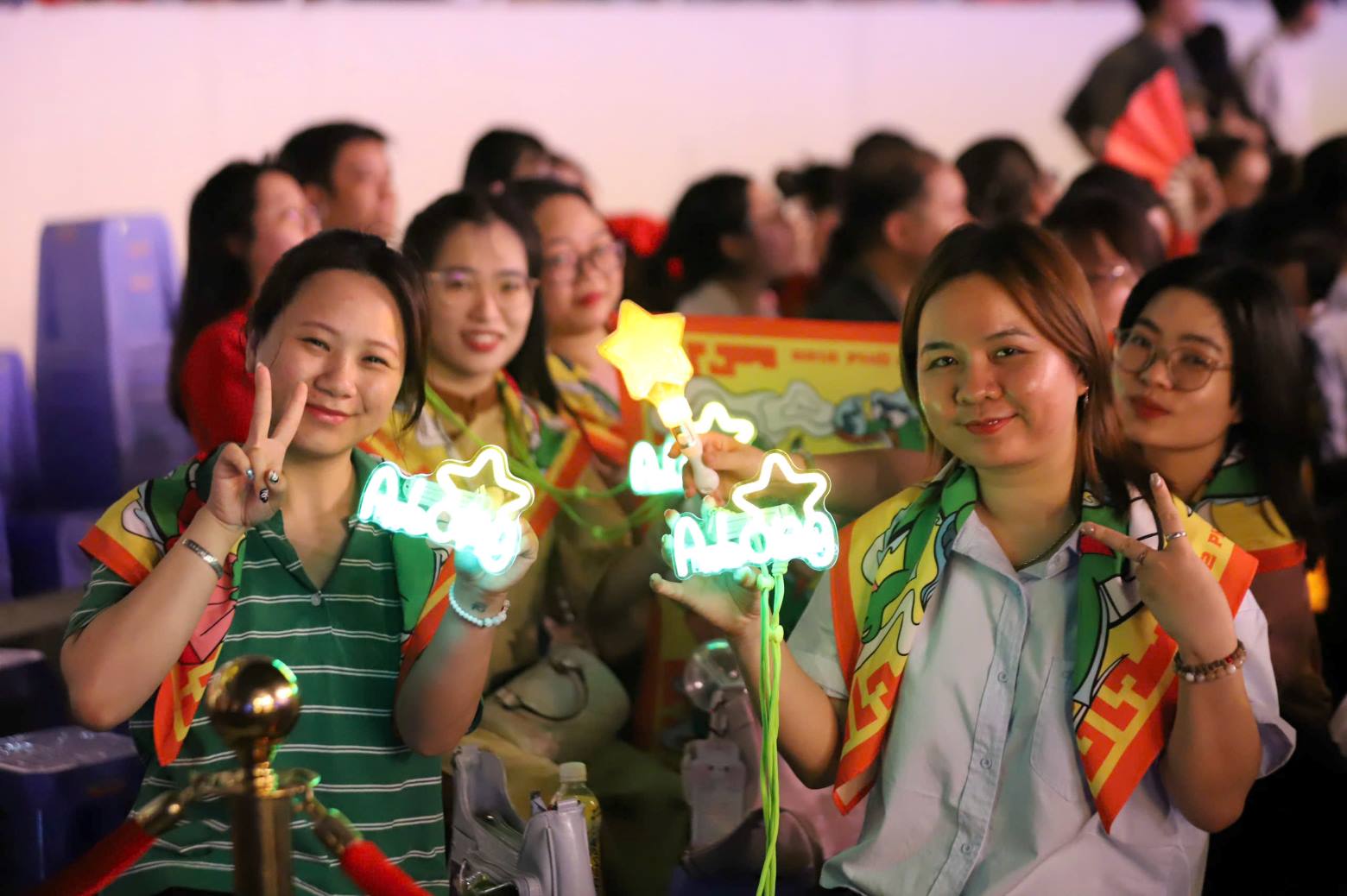 Hong Ngoc (phai) cung nhom nguoi ham mo da chuan bi nhieu phu kien de ung ho NSND Tu Long. Anh: Huyen Chi