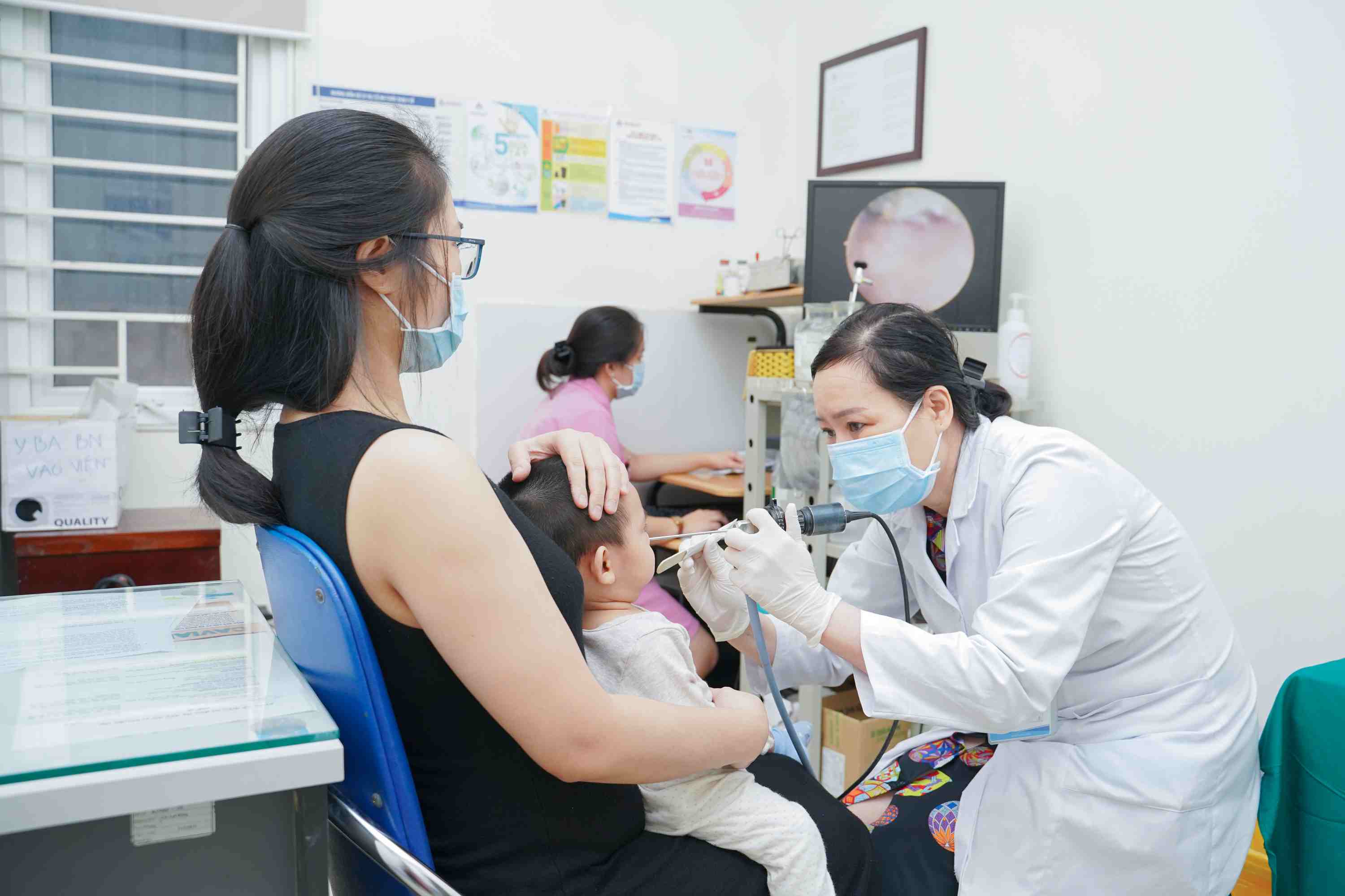 PGS.TS Nguyen Thi Hoa An fue a visitar a un niño con una garganta inflamada. Imagen de la ciudad de Hai Phong