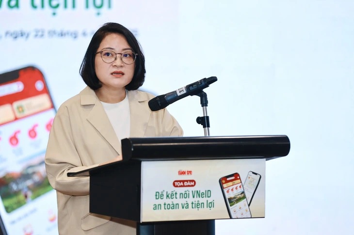 Ms. Le Thi Ha, Head of the E-commerce Management Department, Department of E-commerce and Digital Economy, Ministry of Industry and Trade, said that she has requested major digital platforms for e-commerce to remove thousands of products including functional foods and dairy. Photo: Danh Khang