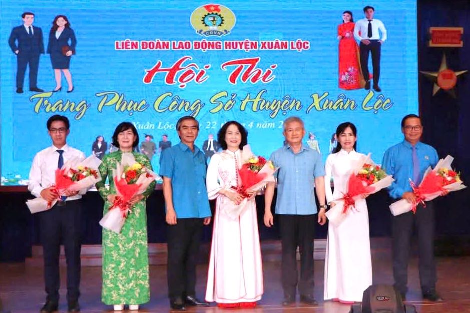The Xuan Loc District Office Costume Contest (Dong Nai) celebrates the 50th anniversary of the liberation of the South and national reunification. Photo: Provided by the Union