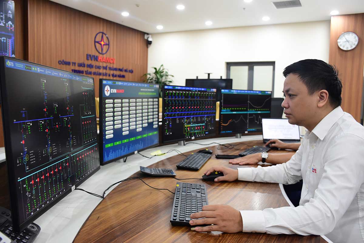 EVNHANOI increases shifts and handles incidents, repairs electricity during the holiday. Photo: Minh Thu.