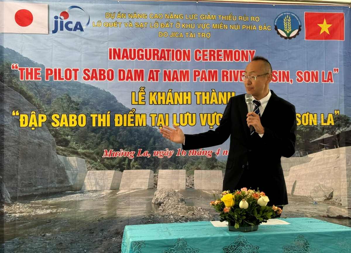 Truong Dai dien JICA Viet Nam Kobayashi Yosuke phat bieu trong le khanh thanh dap Sabo tai ban Pieng, xa Nam Pam, huyen Muong La, tinh Son La, ngay 16.4.2025. Anh: Ngoc Van