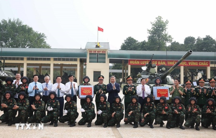 Tong Bi thu To Lam dong vien, tang qua cho can bo, chien si cua Bo Tu lenh Binh chung Tang thiet giap. Anh: Thong Nhat/TTXVN 