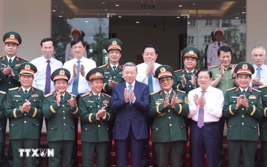 Tong Bi thu To Lam voi lanh dao Bo Tu lenh Binh chung Tang thiet giap. Anh: Thong Nhat/TTXVN 