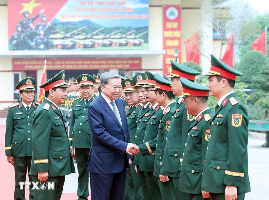 Tong Bi thu To Lam voi lanh dao, sy quan chi huy Bo Tu lenh Binh chung Tang thiet giap. Anh: Thong Nhat/TTXVN 